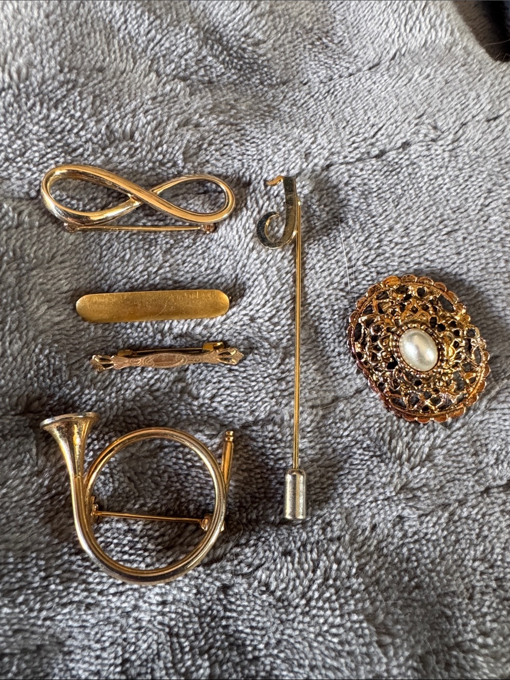 Gold-Tone Women's Brooch and Pin Set - Elegant Gold Accessories